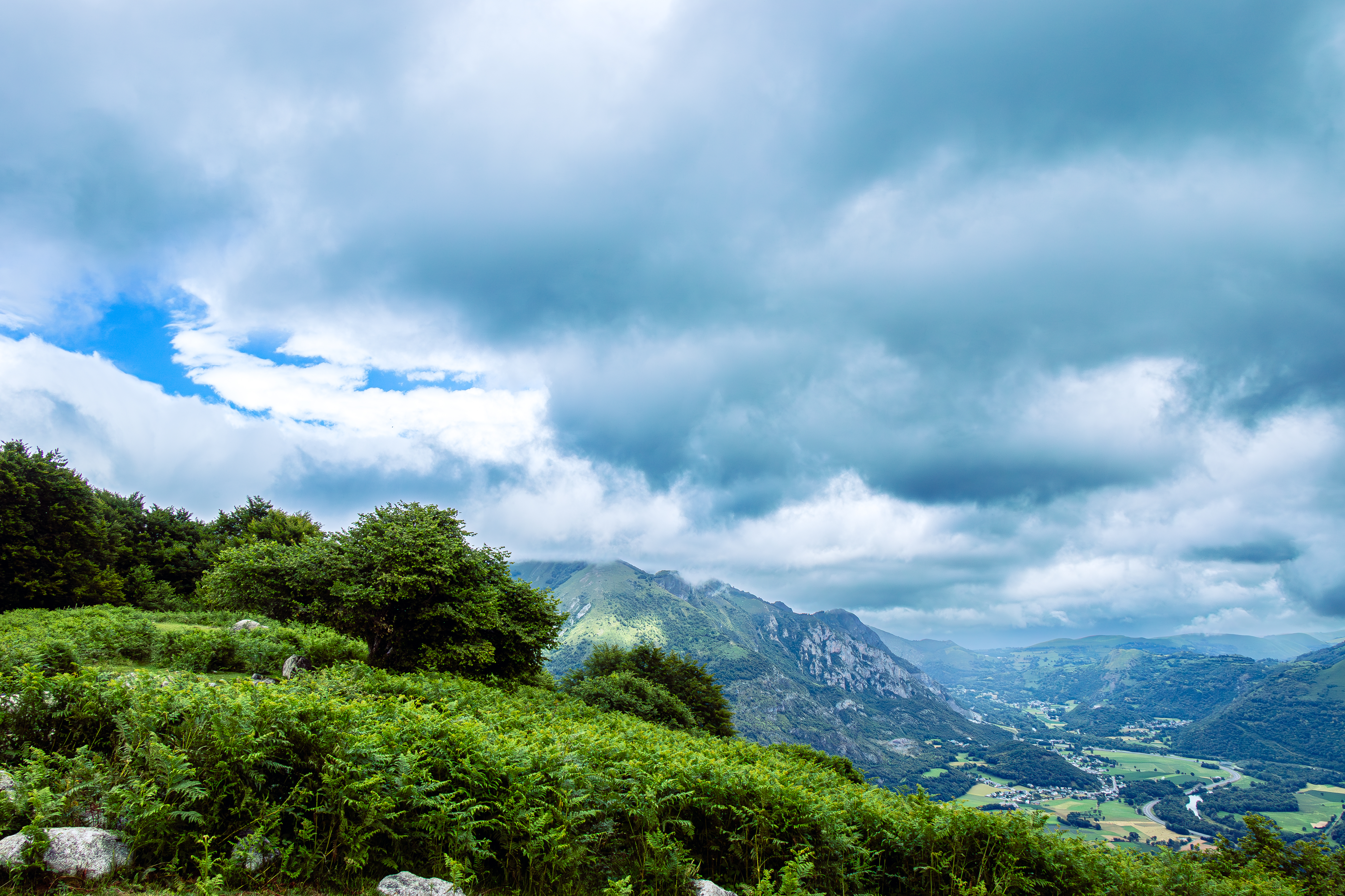 Photo de randonnée dans les Pyrénées, sur le chemin en direction du col des Sarradets. Vue sur le Pic de la Pahule et le Mont Mourgat.